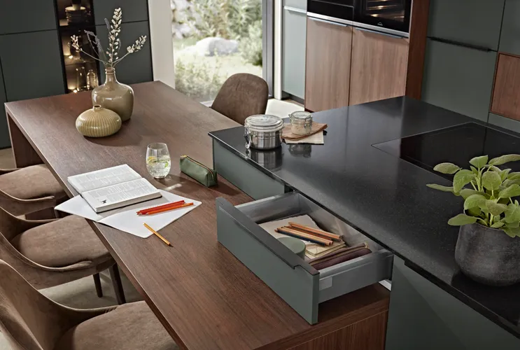 Foto van een keuken die wordt vergeleken met keuken wrappen