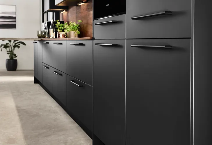 Foto van een keuken die wordt vergeleken met keuken wrappen