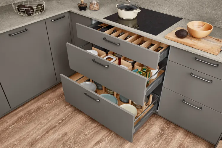 Foto van een keuken die wordt vergeleken met keuken wrappen