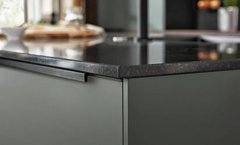 Foto van een keuken die wordt vergeleken met keuken wrappen
