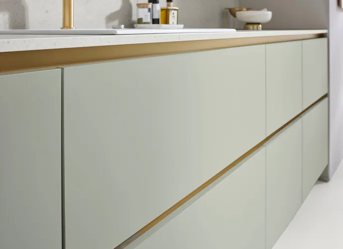 Foto van een keuken die wordt vergeleken met keuken wrappen