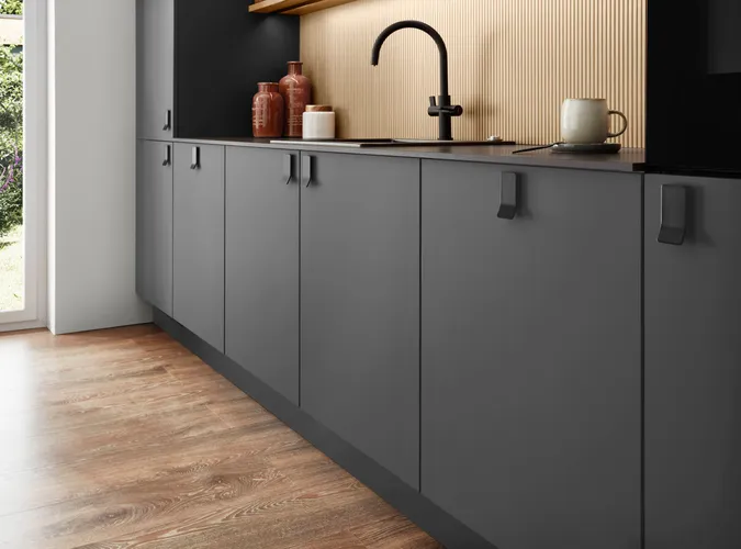 Foto van een keuken die wordt vergeleken met keuken wrappen